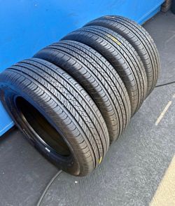 225/60/17 Vendo set de Tire con 80% de vida las 4