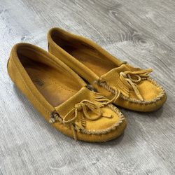 Minnetonka Size 7 Yellow Suede Leather Moccasins Flats Women’s