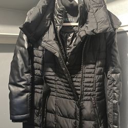 GUESS Women’s Black Puffer Coat/Jacket Size Medium