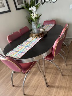 Selling as a complete set: table + 6 chairs.