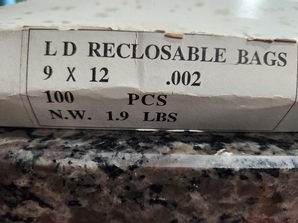 (1)- Box of Reclosable Clear Bags 9 x 12 W/W .002 mil.
100 pieces per box. N.W. 1.9 lbs. Opened Box. Cash 💸 only, please. Front door pick-up only, p