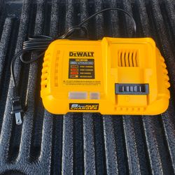 DEWALT
20V MAX Lithium-Ion Fan Cooled Fast Battery Charger