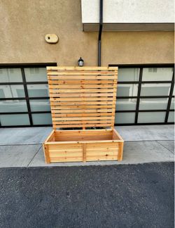 4’ Wide Cedar Planter w/ Privacy Screen