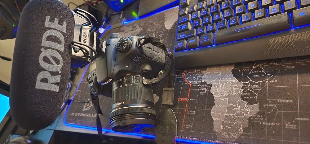 Cannon EOS 70D With Rode Video MIC and Tripod