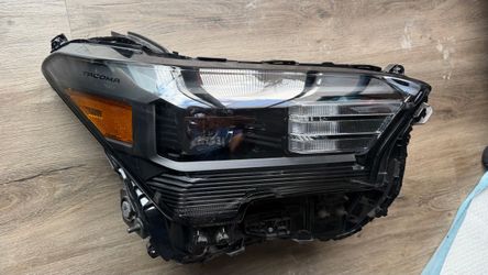 2024-2026 TOYOTA TACOMA RIGHT SIDE HEADLIGHT NEED BRAKETS BUT WORKS GREAT $120