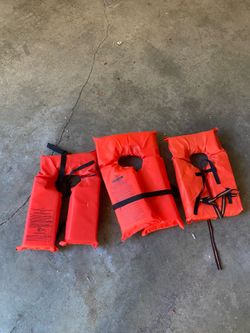 LOW PRICE MOVING- 3 LIFE VESTS