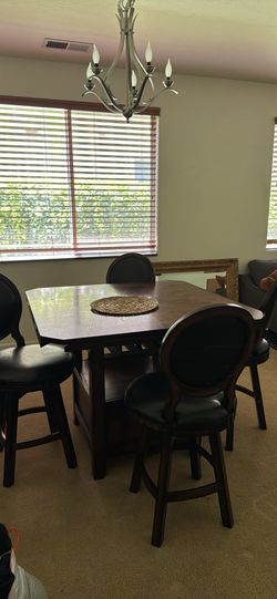 Dining table with extended leaflets