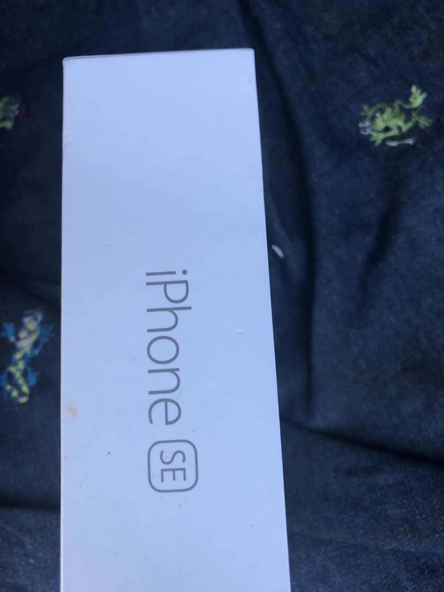 3 empty box iPhone se no phone