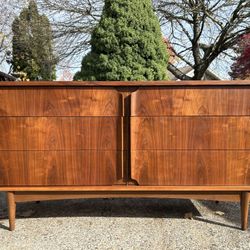 Broyhill Mid Century Vintage Walnut Dresser 
