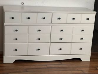 Ashley white 8 drawers dresser Almost like new
