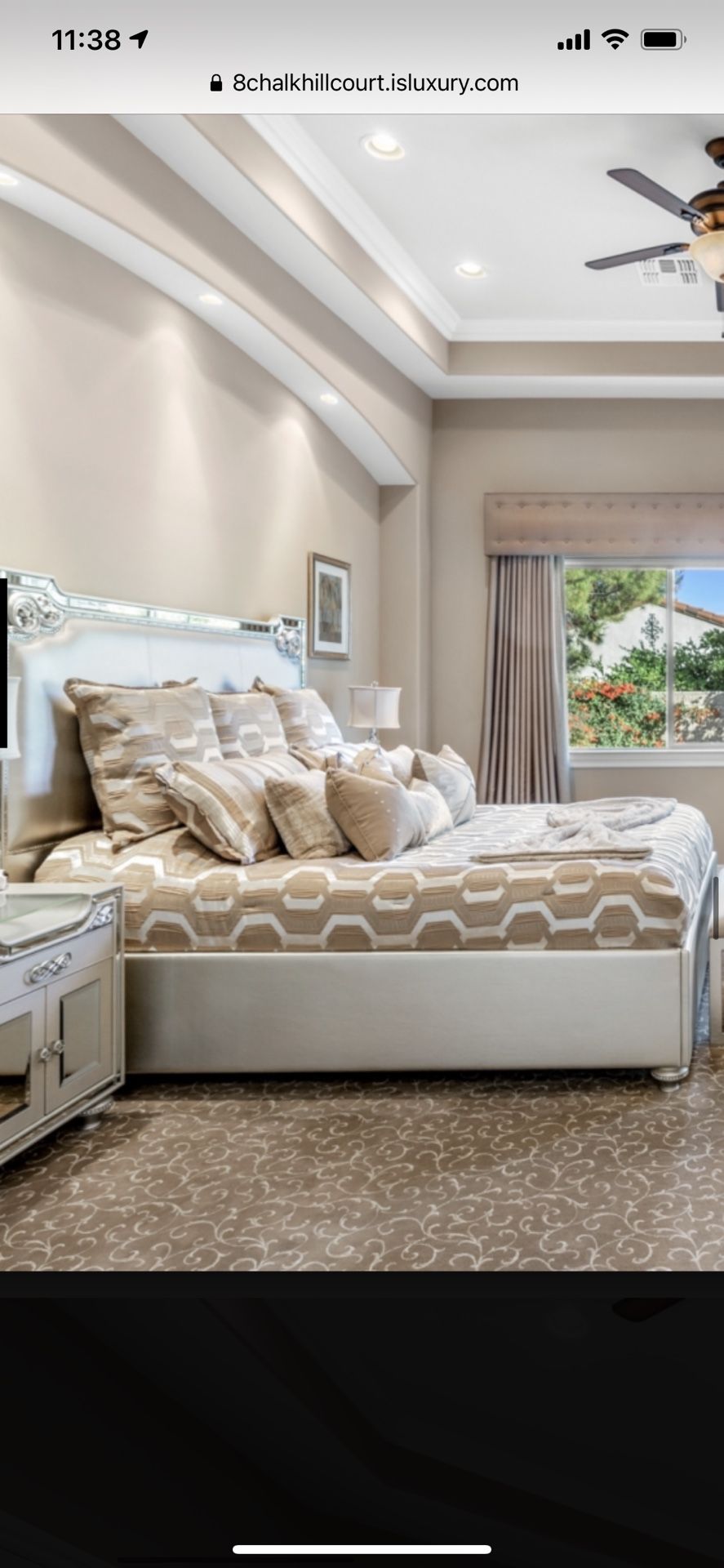 color of The bedding is gold and Silver