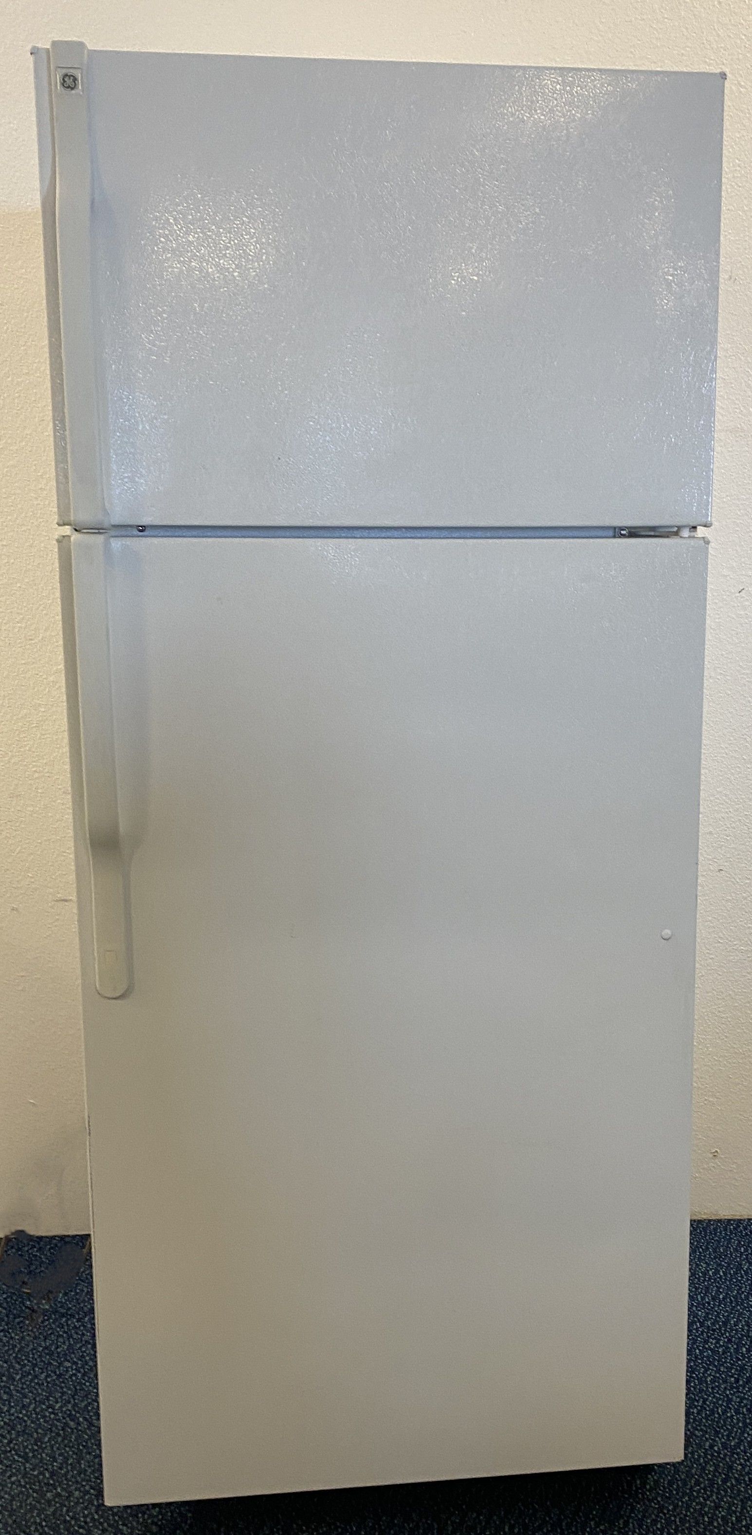 White GE Top Freezer Refrigerator (1-0156)