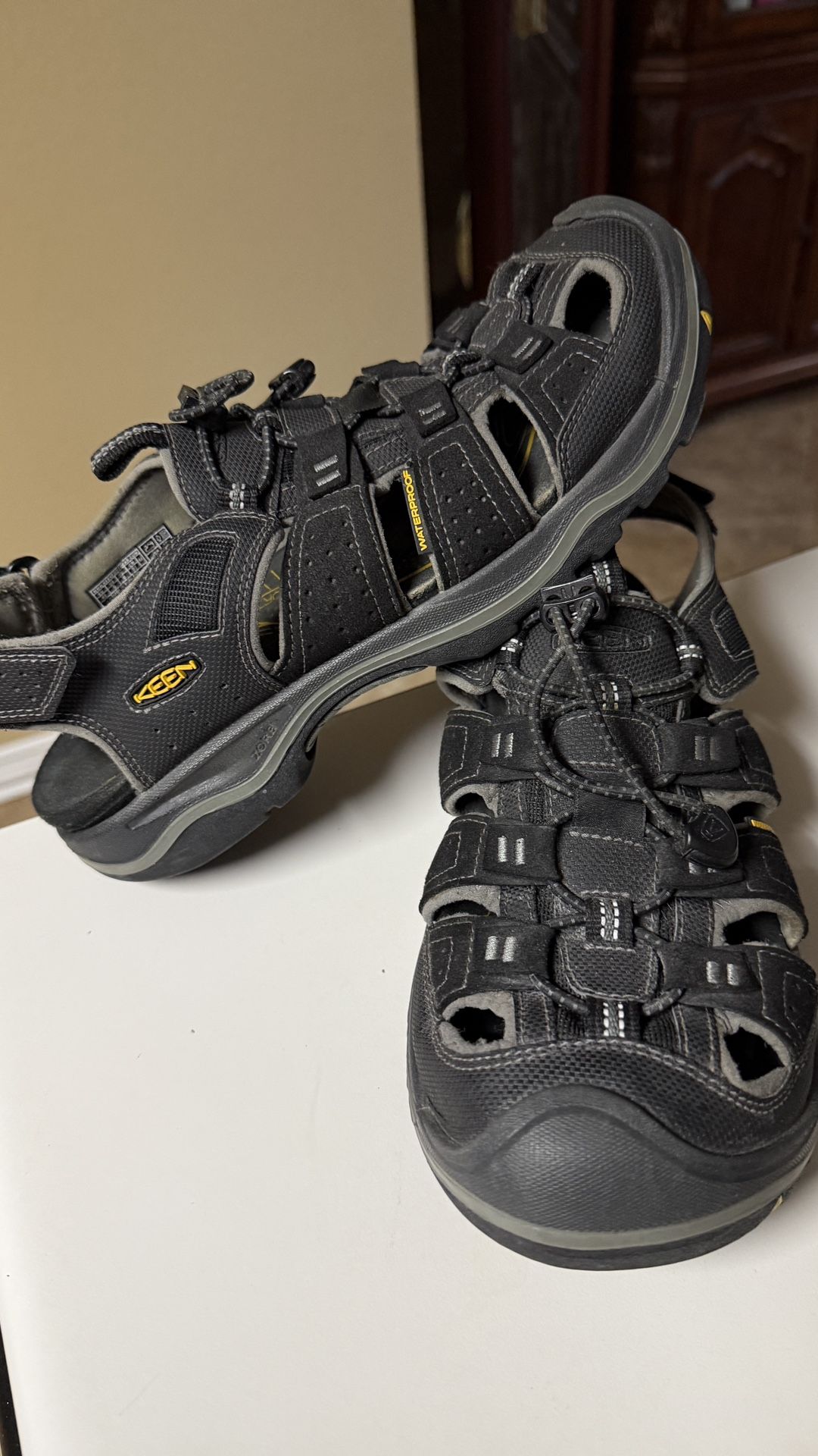 Keen Men’s Rialto Sandals black/gray size 9