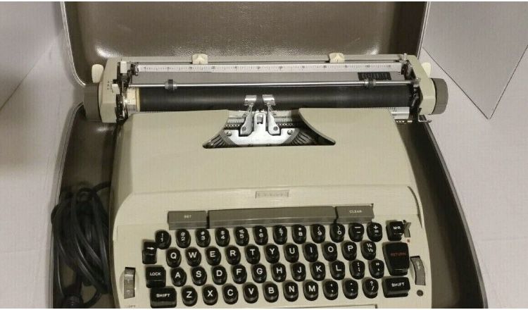 SEARS ROEBUCK AND CO. CELEBRITY POWER 12 PORTABLE WITH CASE ELECTRIC TYPEWRITER