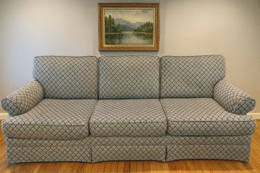 DISCOUNTED PRICE FOR TODAY couch in Great Condition