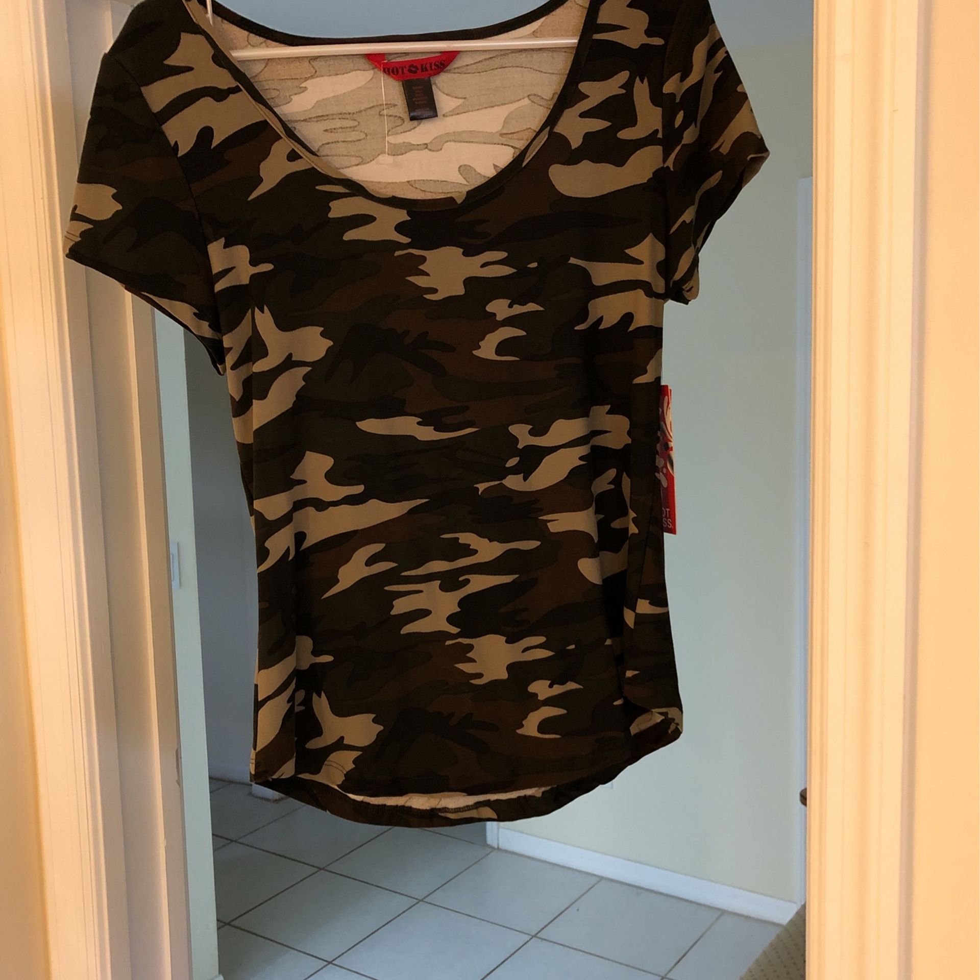 Woman’s Juniors Size Large Camo Print Top New!
