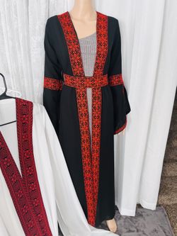 Stunning Royal Embroidered Bisht/Kaftan (Outer Piece Only) - Black & Gold بشت ملكي فاخر مطرز باللون الأسود والذهبي (البيع للقطعة الخارجية فقط)