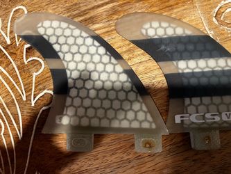 Surfboard fins