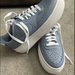 Nike Platform Dunks
Women’s 91/2 Limited Color Blueish Grey 