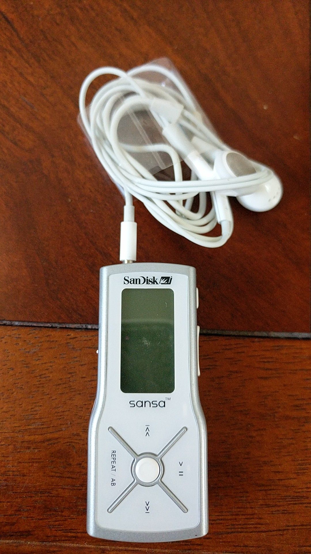 Sandisk Sansa M240 Mp3 Player /fm Radio Sealed 1 Gb Mp3 Wma Free, with headsets