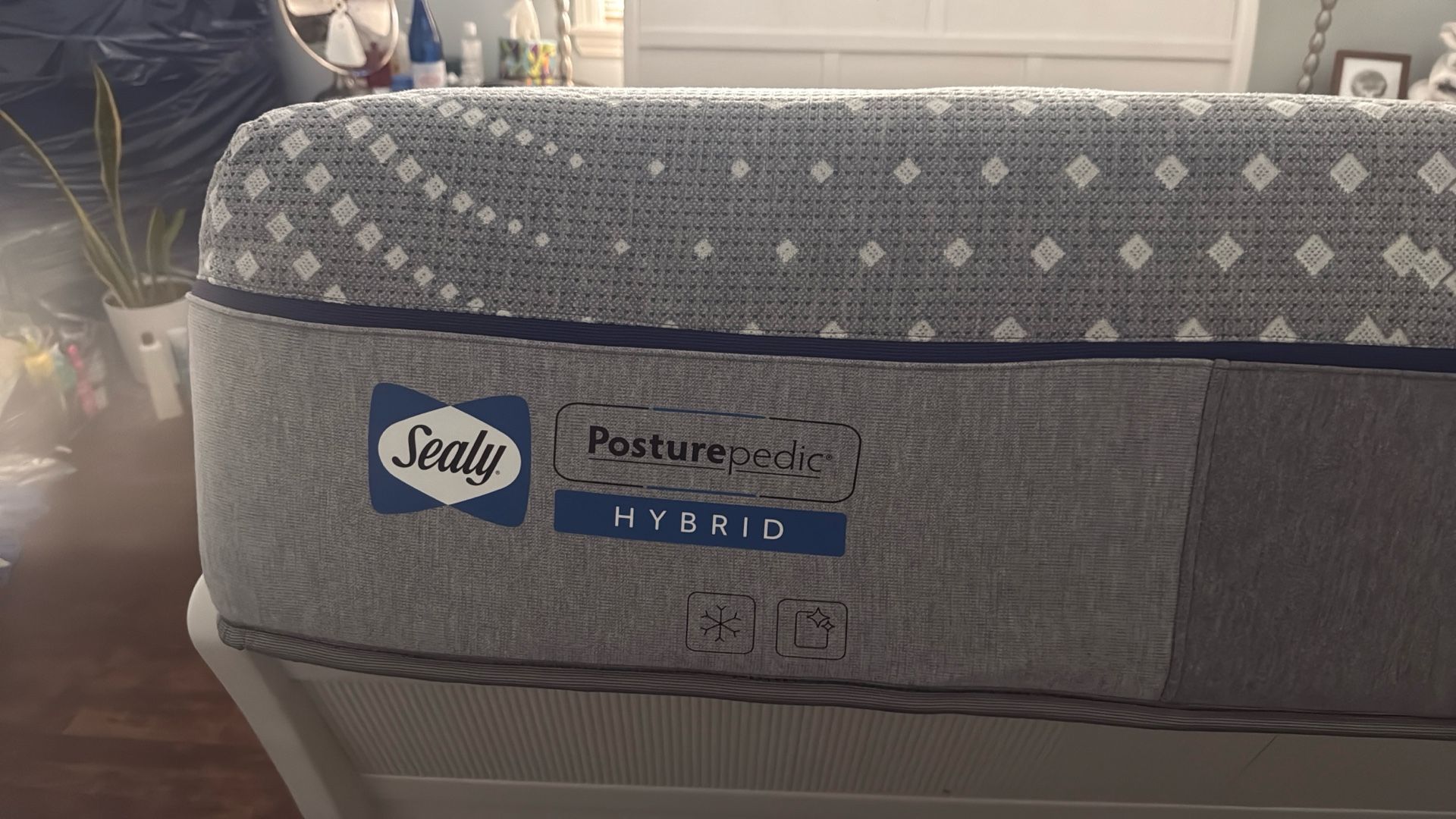 LIKE NEW Sealy Hybrid Queen Mattress 13” - Soft $500
