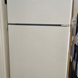 Hotpoint® 17.5 Cu. Ft. Recessed Handle Top-Freezer Refrigerator

