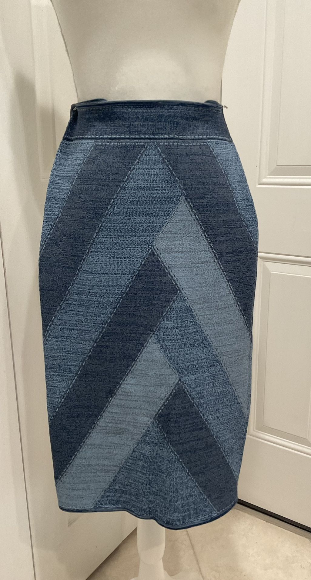 BCBGMaxAzria  Women’s Thick Stretchy Jersey Pencil Skirt, Size S