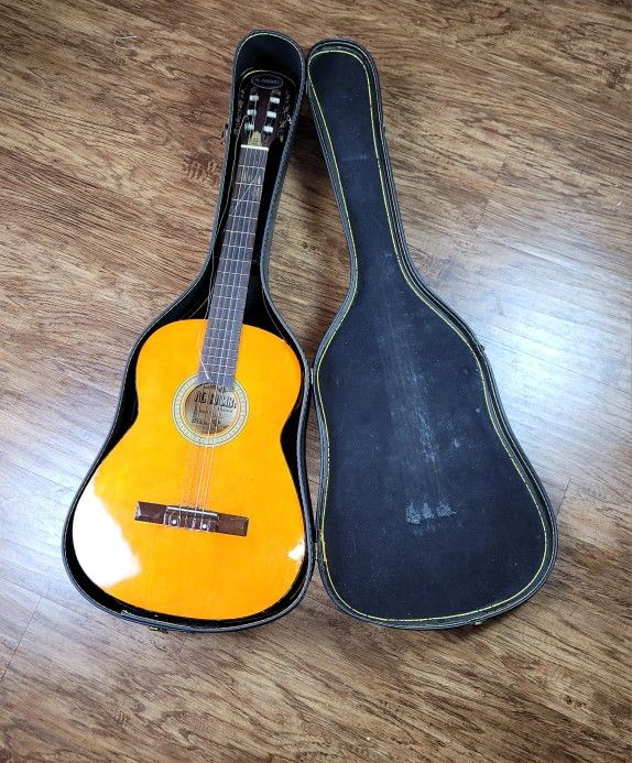 Alhambra 101N Guitar With hard Case