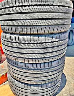 235 45 18 Michelin tires Con 80% de Vida Las 4