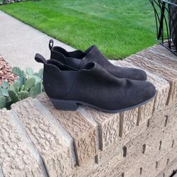 Ladies Black Suede Short Boot/shoes 9.5