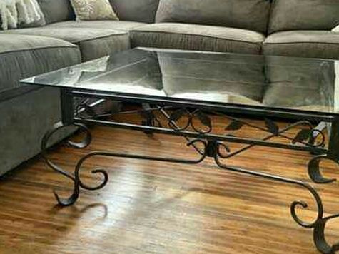 Beautiful Coffee table Like New! Made of Thick Glass and Metal!