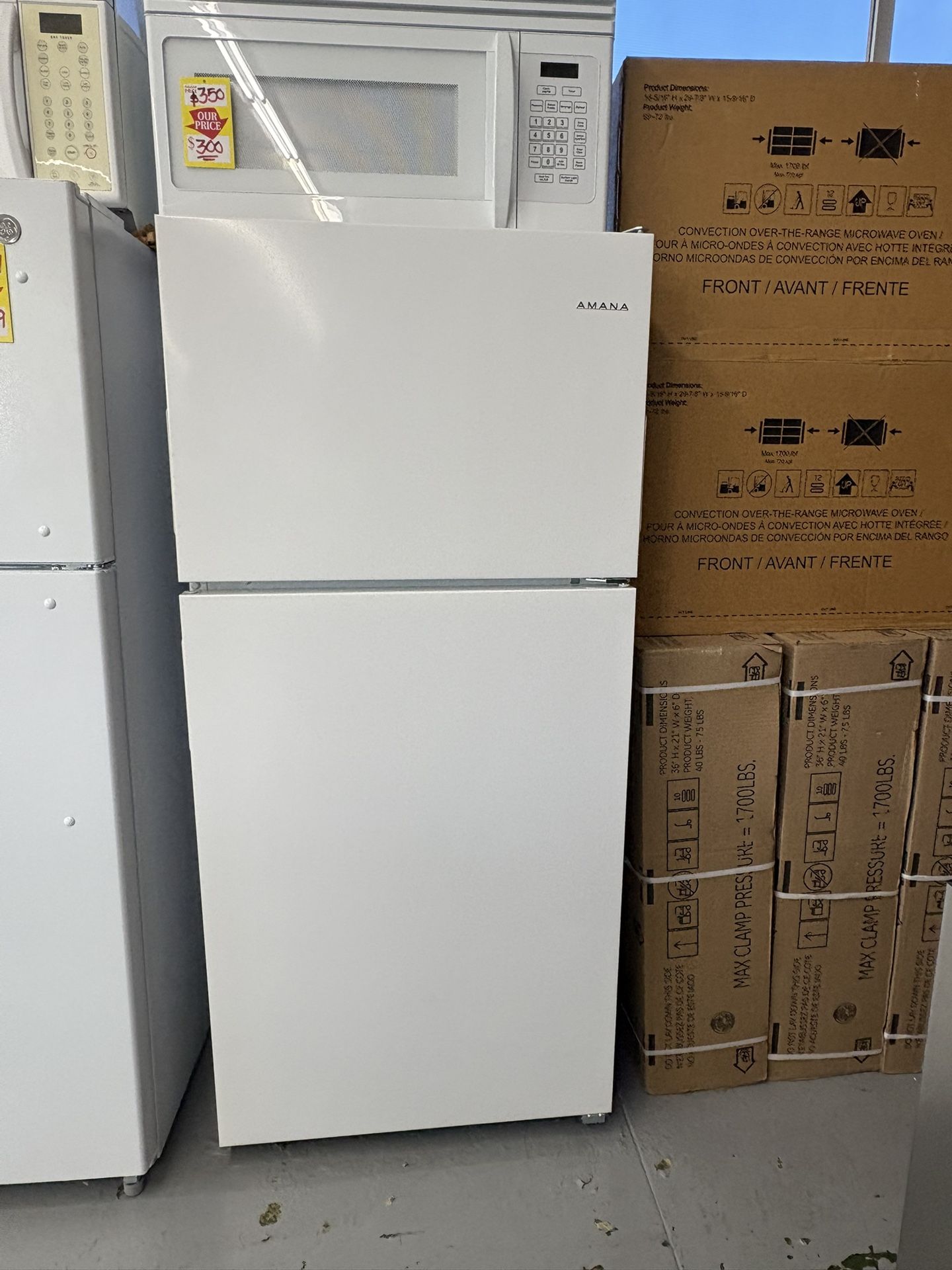 AMANA 30” 18.2 Cu Ft Capacity Top Freezer Refrigerator
