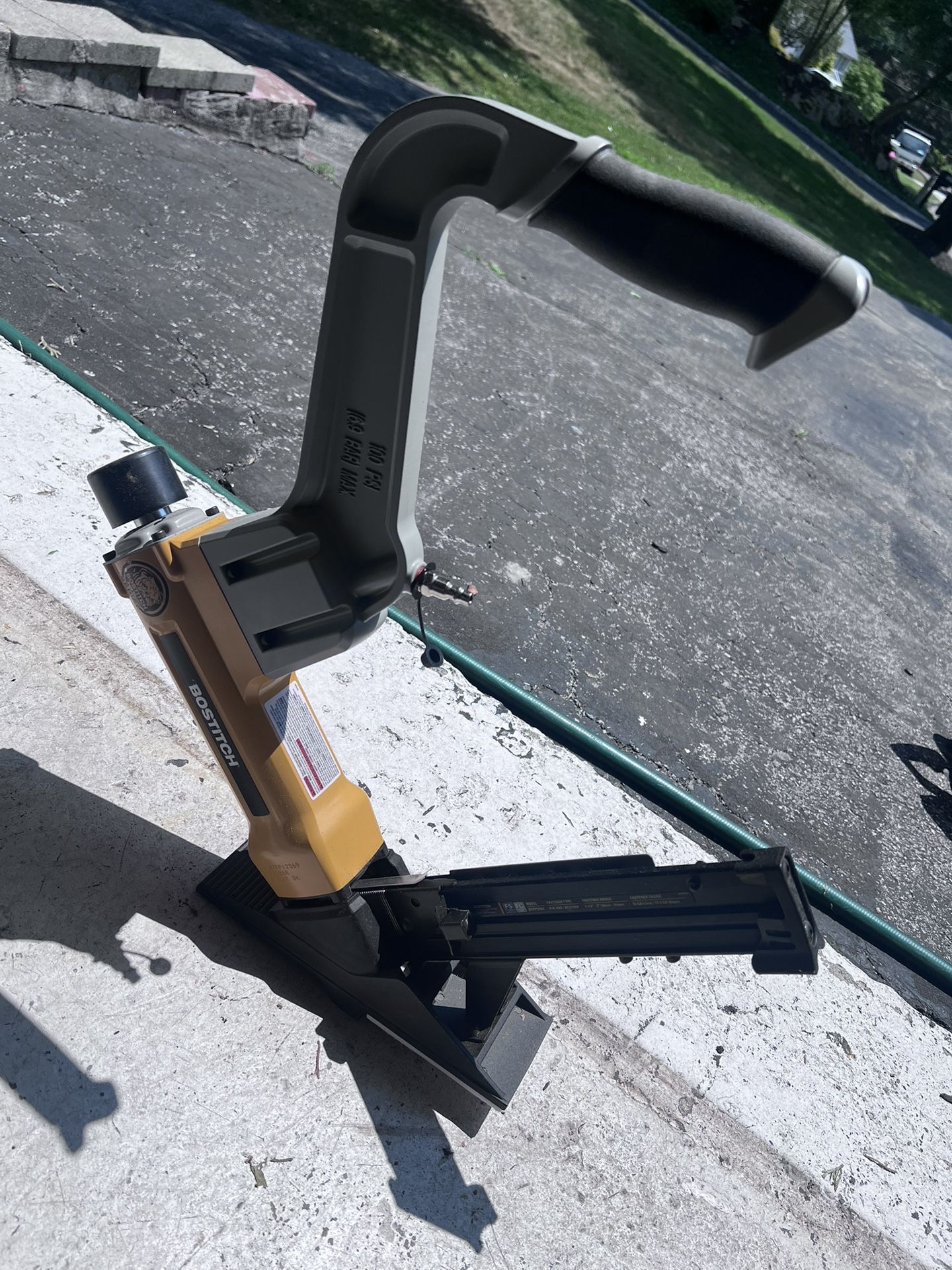 Bostitch Bulldog 2-in 16 -Gauge Pneumatic Flooring Nailer