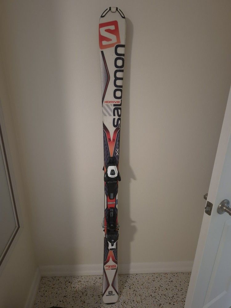 SNOW SKIS WITH BINDINGS AND BOOTS