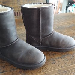 Like New UGG Classic II Short Boots Size 10 Womens