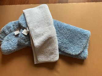 Moving sale bathroom toilet lid cover, 2 rugs powder blue and white bigger seats about 15” front to back