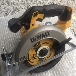 Dewalt Saw 20 Volt  