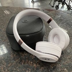 Beats Solo 4 Pink