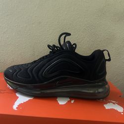 Triple black air max 720