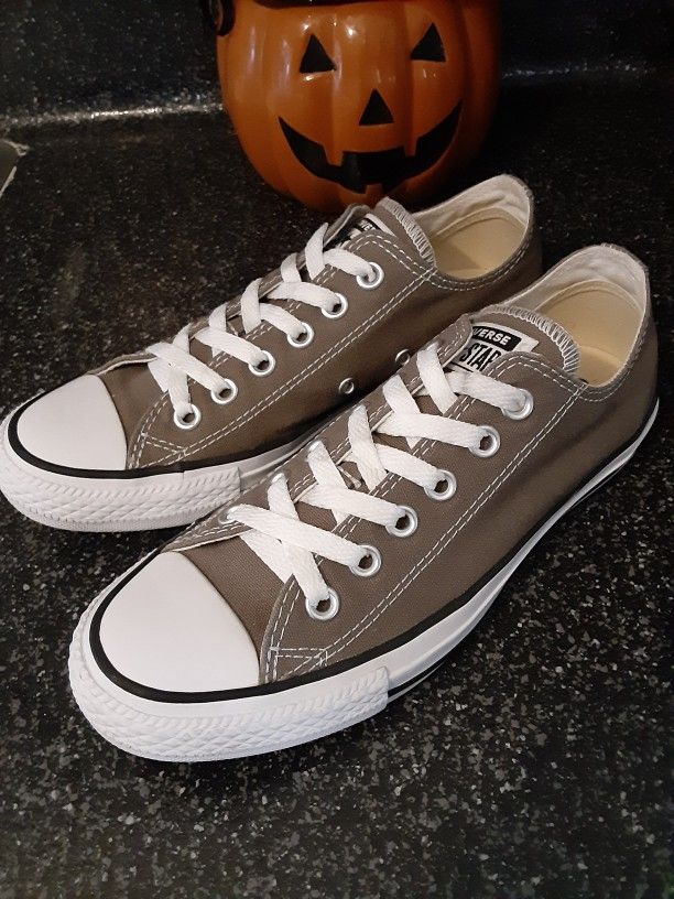 Converse womens 6.5 Great Condition 