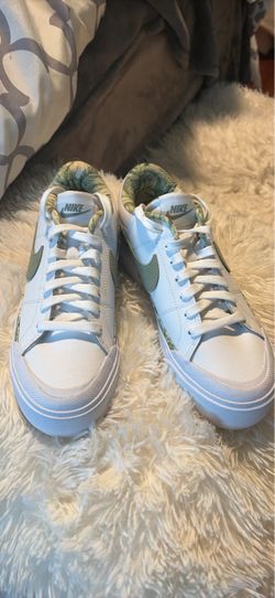 NIKE SIZE 7