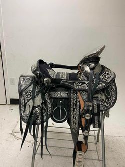 Montura charra súper bordada con herraje y fuste plateado
