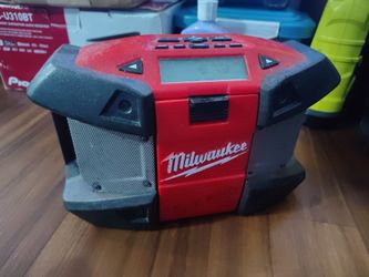 Milwaukee radio  12v