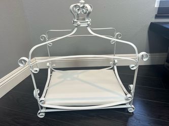 Metal crown bed for pets or for photo prop