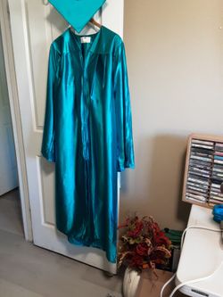 Cap And Gown 5 Ft 11" To 5 Foot 11" Oak Hall/ C.e. Ward Salem Virginia 