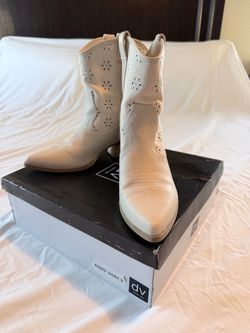 Dolce Vita Kenzo Ivory Western Ankle Boots Size 9