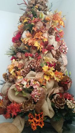 Christmas/Fall Decorating for your Home Or Office. Your Ornaments,Your Tree, Tree must be up with lights on. Or I can put it up for an Extra Fee.