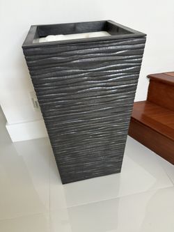 Modern And Sleek Design 13.5 in. x 26 in. Self-Watering Pot, Perfect Condition. 