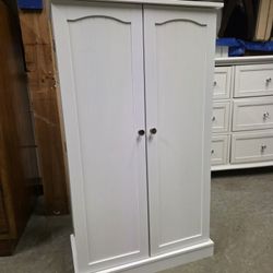 Modern Small White Kitchen Pantry / Organizer