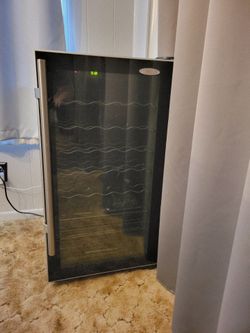 HAIER WINE FRIDGE with RED AND WHITE TEMPS